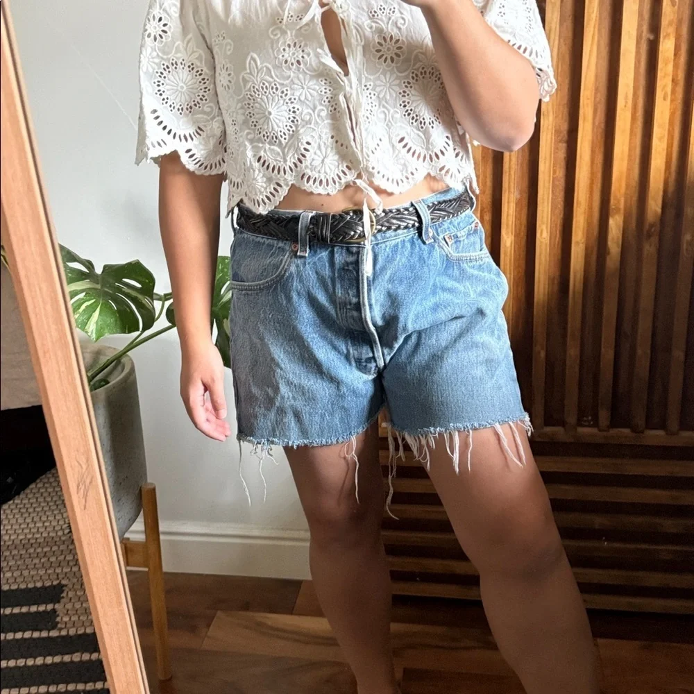 Vintage Levis Zip Front High Rise Raw Hem Relaxed Short. Size 31